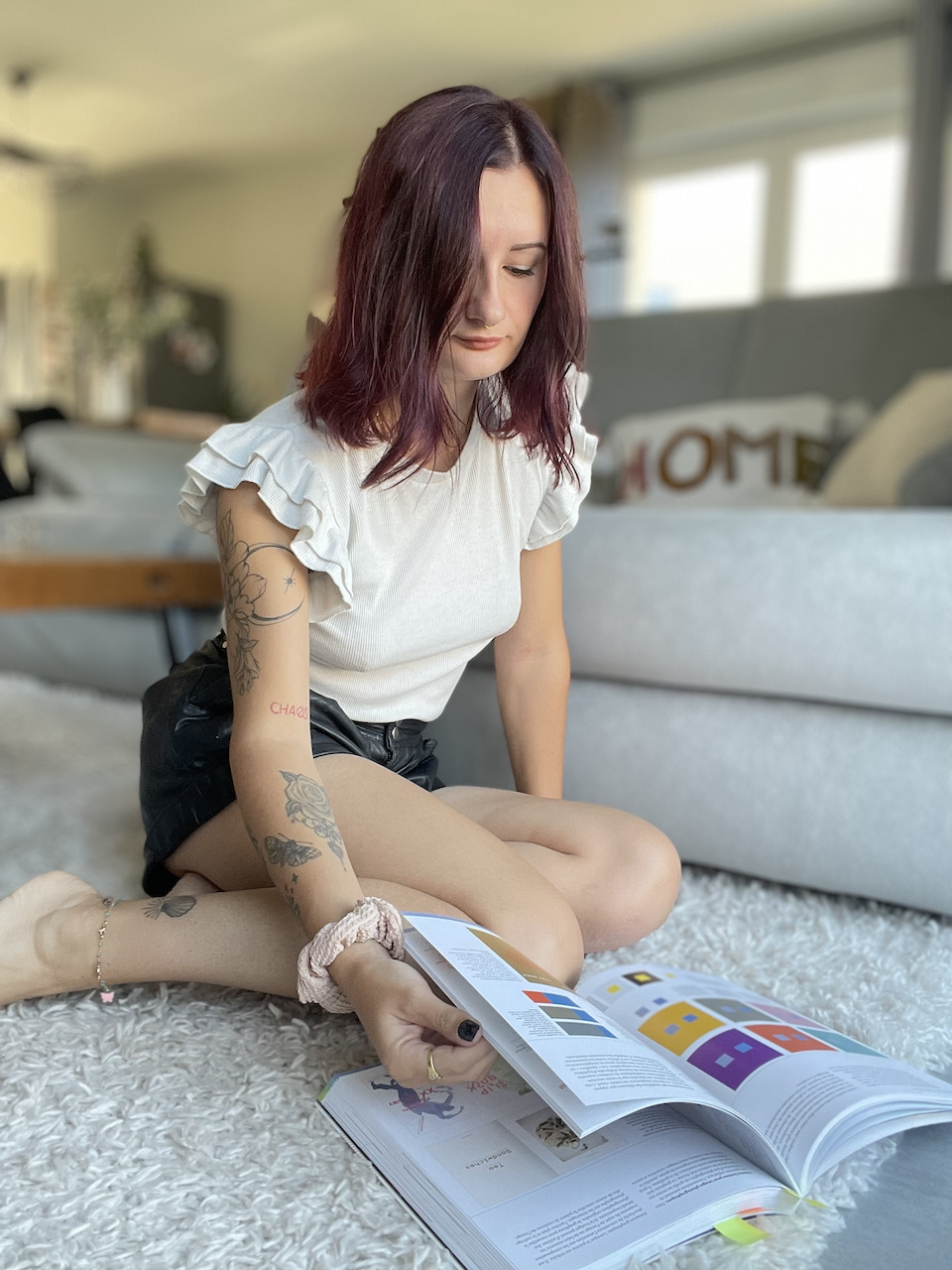 Alexandra assise devant un livre